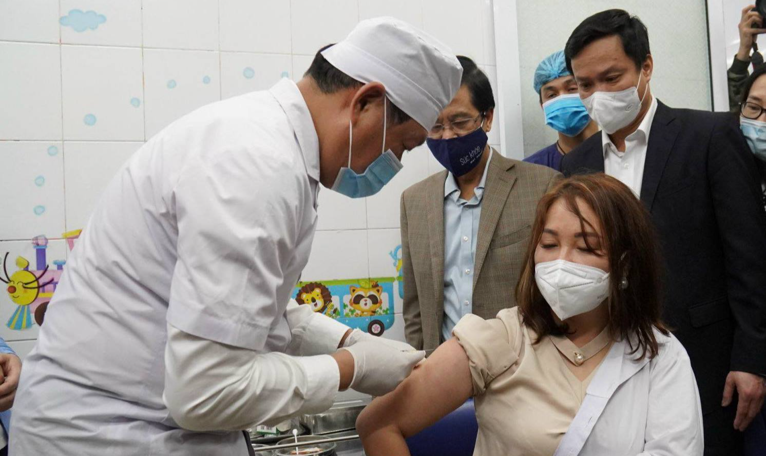 Mais de 44 mil pessoas devem receber imunizante na primeira leva da campanha; país socialista já produz vacina nacional