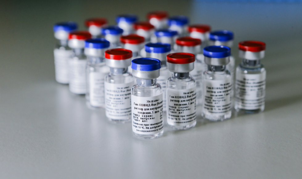 Anvisa afirma que vírus usado em vacina é replicante e pode acarretar riscos à saúde; Kremlin diz que ‘contatos vão continuar’