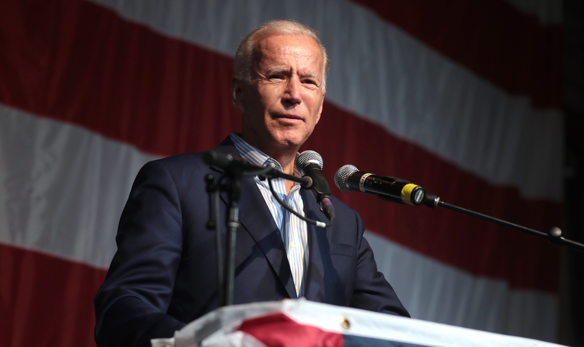 Após seu triunfo na Carolina do Sul, ex-vice-presidente Joe Biden recebeu os apoios oficiais de Buttigieg e Kloubuchar; Sanders chega favorito na 'Superterça'