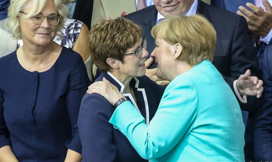 Annegret Kramp-Karrenbauer assume cargo antes ocupado por Ursula von der Leyen; possível sucessora de Merkel como chanceler federal, novata na pasta enfrenta ceticismo tanto da oposição como entre as Forças Armadas