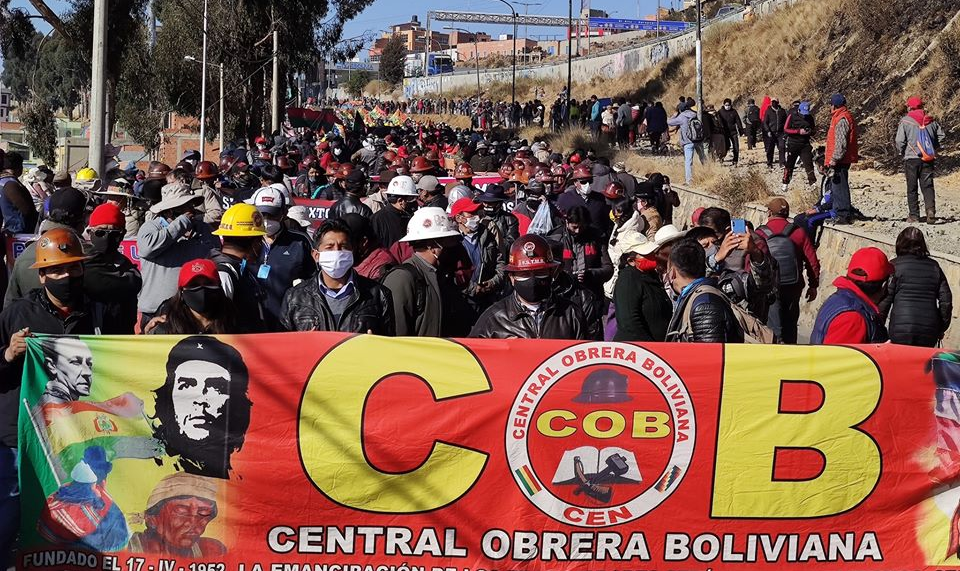 Central Operária Boliviana e outras organizações bloquearam estrada e avenidas exigindo a realização do pleito em 6 de setembro