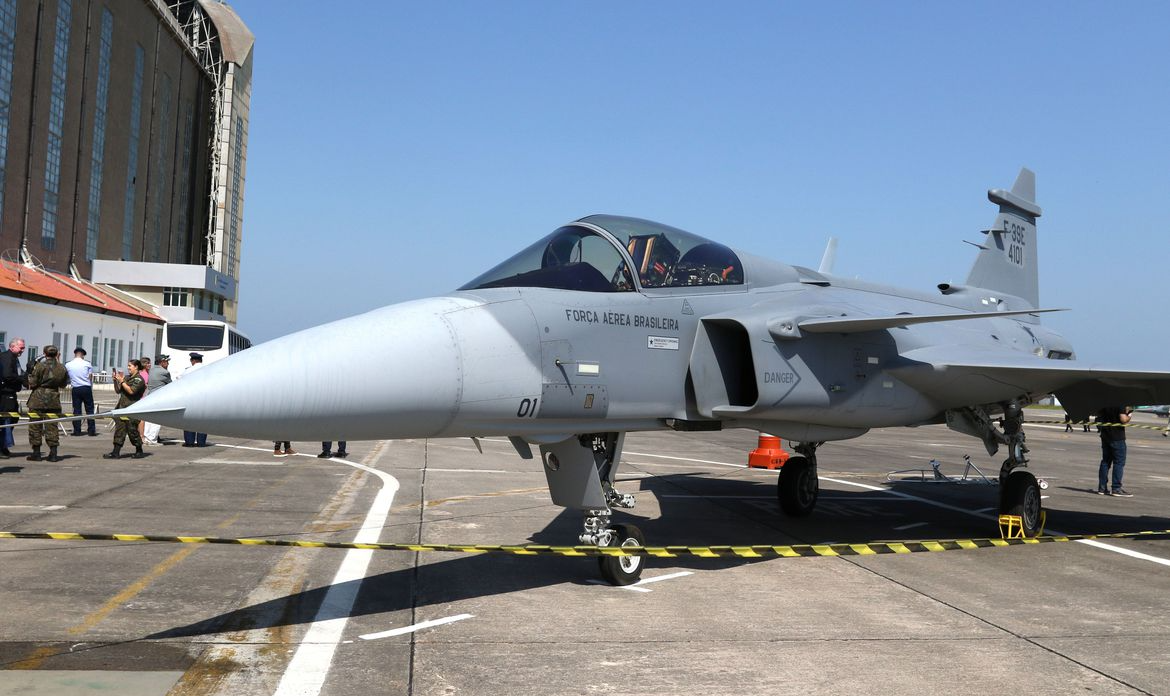 Contrato da empresa sueca Saab com a Força Aérea Brasileira (FAB) prevê a entrega de 36 aviões Gripen até 2027, além da transferência de tecnologia para o Brasil