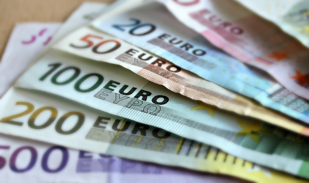 Há três anos, bloco desenha contornos da versão virtual da moeda, cujo projeto legal Comissão Europeia revelou no fim de junho