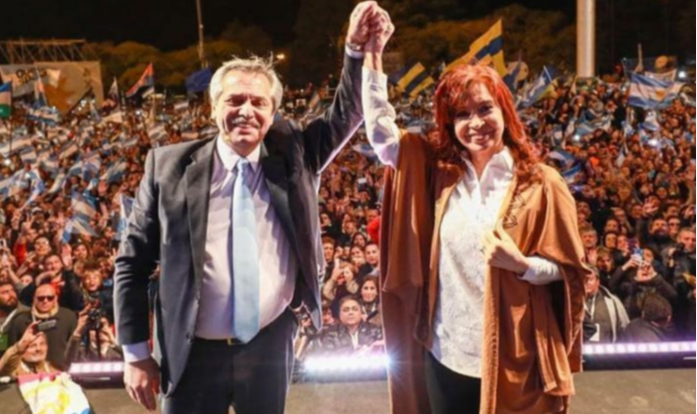 Chapa Fernández-Kirchner teve 47,65% dos votos, 15 pontos a mais que Mauricio Macri;  ex-presidente Dilma Rousseff também comemorou resultado e disse que vitória é 'uma luz' para América Latina