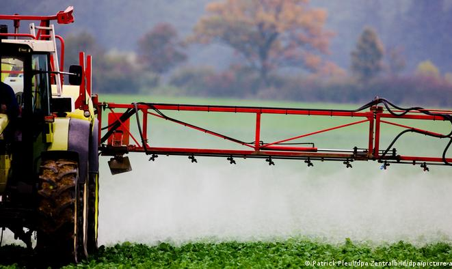 Em 2021, empresas alemãs produziram e exportaram 8.525 toneladas de pesticidas proibidos na União Europeia. Proibição deve atingir o Brasil, um dos principais compradores de substâncias banidas no bloco