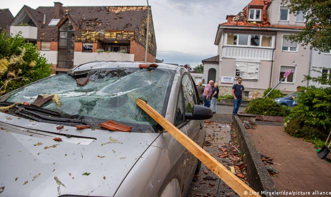 Segundo autoridades, tornado atingiu as cidades de Paderborn e Lippstadt, causando milhões de euros em prejuízos