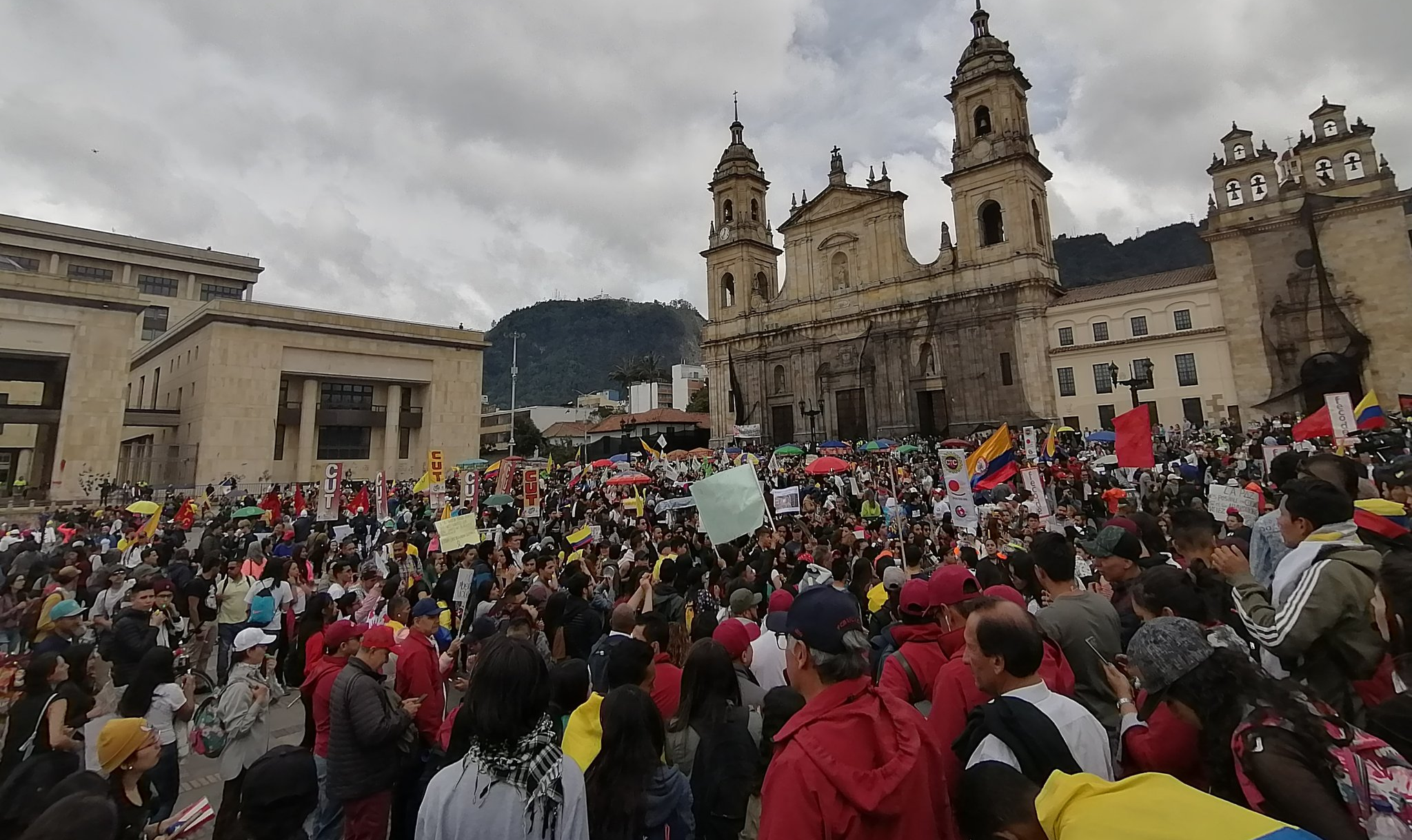 Em Bogotá, estudantes e trabalhadores de diversas categorias marcharam em conjunto com membros da Guarda Indígena de Cauca até a praça Bolívar