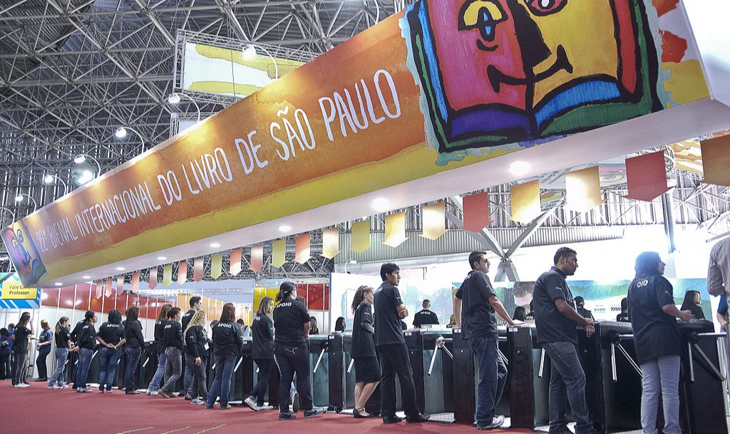 O Brasil produzia e vendia mais livros em 2012 do que agora; a população escolarizada aumentou, mas o mercado encolheu