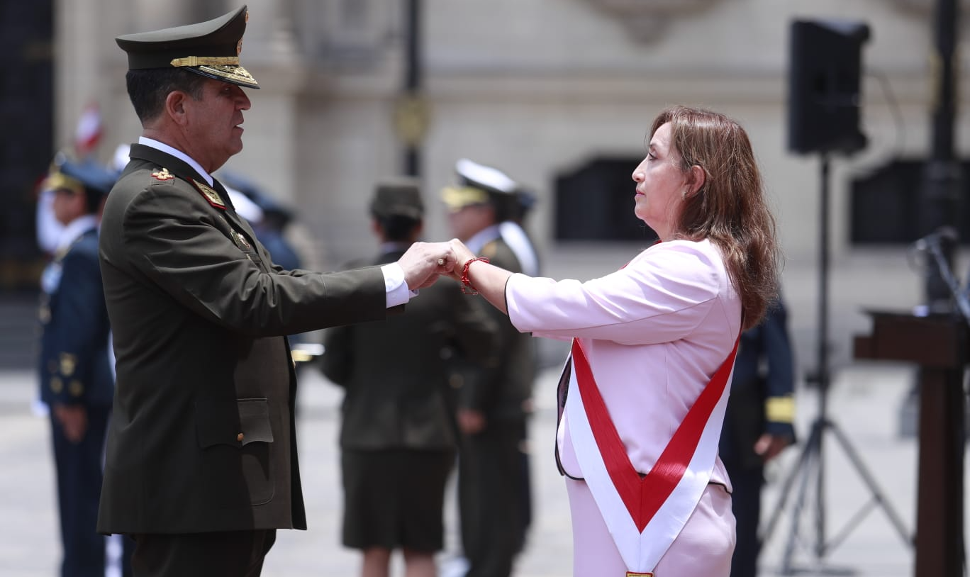 Após destruir a democracia no Peru, presidente Dina Boluarte insiste em despedaçar também a imagem do país perante o mundo