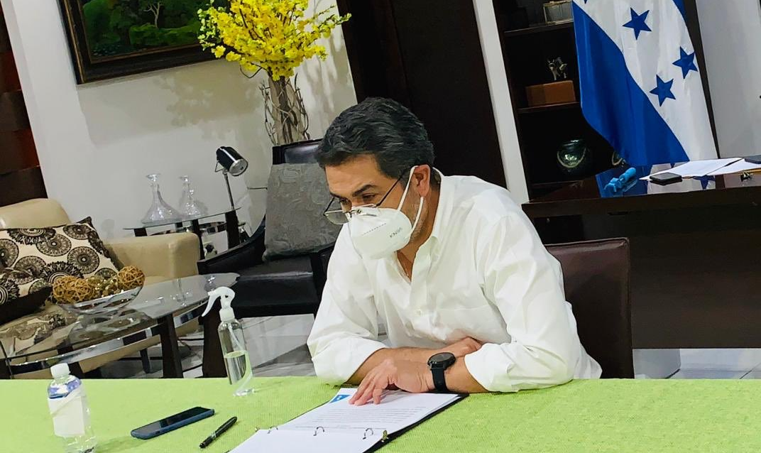 Juan Orlando Hernández e sua esposa, Ana García, estão infectados com o novo coronavírus; mandatário segue em isolamento e em observação