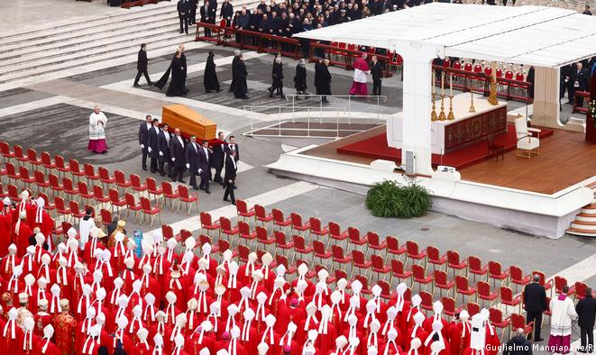 Papa Francisco preside cerimônia em homenagem a seu antecessor, algo inédito na história da Igreja Católica. Ele exaltou a sabedoria e sensibilidade do alemão