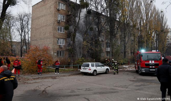 Cidades em todo o país relataram ataques após Zelenski pedir ao G20 que pressione o Kremlin pela paz e dias depois da retomada de Kherson por forças ucranianas
