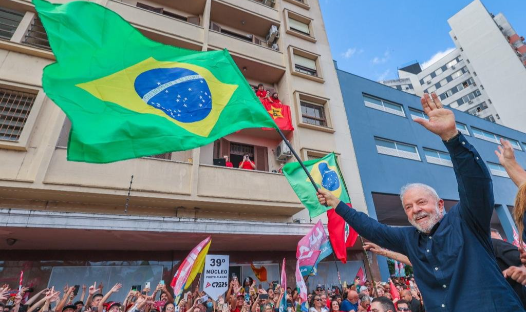 Com 100% das urnas apuradas, o petista recebeu 50,90% dos votos e derrotou o ultradireitista Jair Bolsonaro