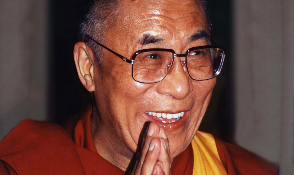 Dalai Lama, líder espiritual tibetano, desculpou-se nesta segunda-feira (10/04) a um menino por ter pedido a ele para 'chupar sua língua'; cena foi registrada em um vídeo que causou fortes reações nas redes sociais