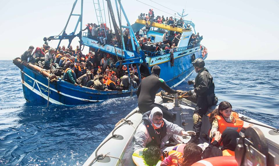 Embarcação da Sea Watch está na fronteira das águas territoriais italianas, a 15 milhas náuticas da ilha de Lampedusa