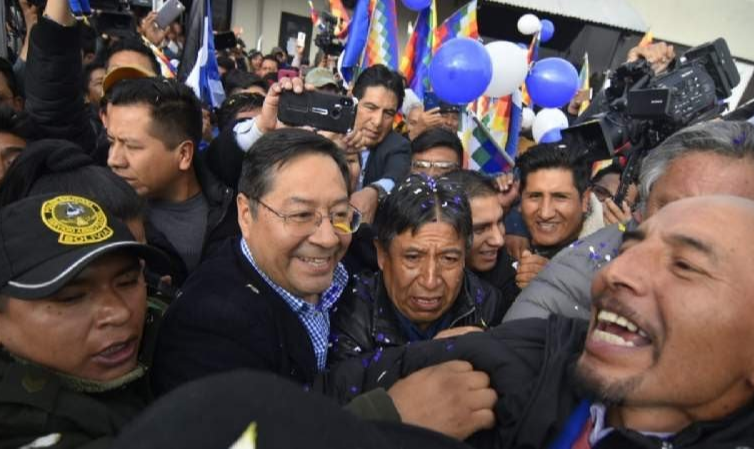 Após o golpe de Estado que forçou a renúncia do ex-presidente Evo Morales, ex-ministro da Economia saiu do país e estava exilado na Argentina; Arce agradeceu à recepção e afirmou que agora está 'com mais força'