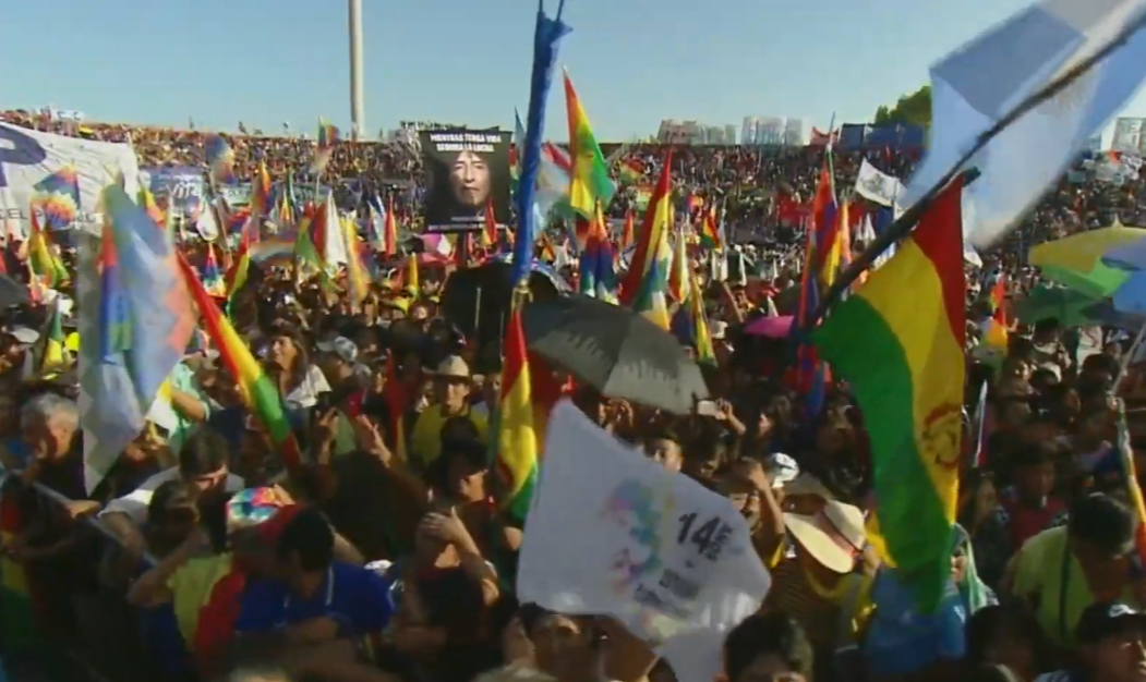 Membros de movimentos sociais, cocaleros e autoridades se mobilizaram com bandeiras e rechaçaram o governo interino de Jeanine Áñez; dia do Estado Plurinacional, feriado nacional na Bolívia, comemora a nova Constituição boliviana firmada em 2009