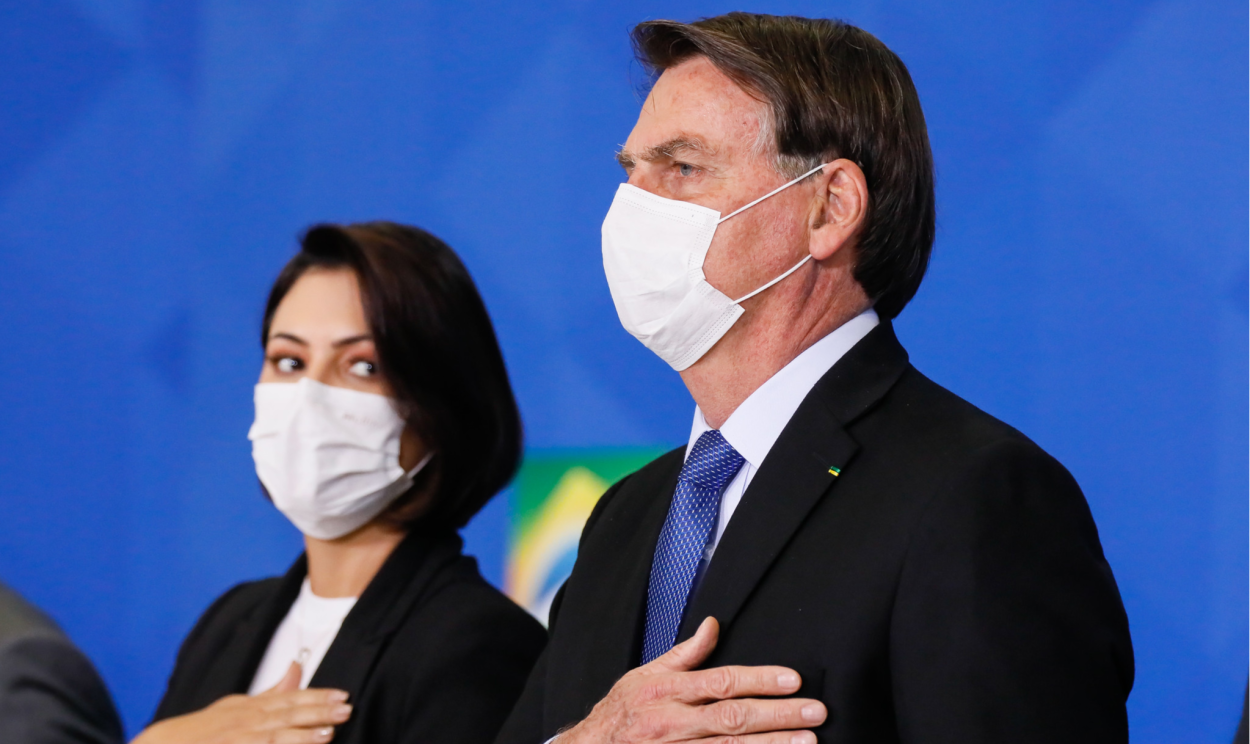 Presidente brasileiro chamou covid-19 de 'gripezinha', ameaçou retirar o país da OMS e não respeitou medidas para conter propagação do vírus