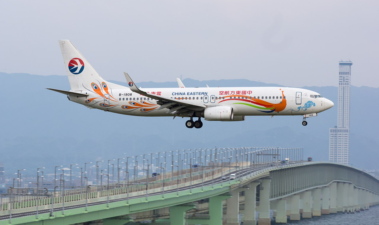 Após a queda, Boeing 737 operado pela companhia China Eastern Airlines causa incêndio em região montanhosa no sul do país