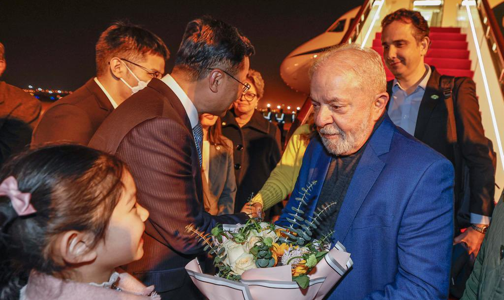 Imprensa francesa analisa a viagem do presidente Luiz Inácio Lula da Silva à China nesta quinta-feira (13/04)