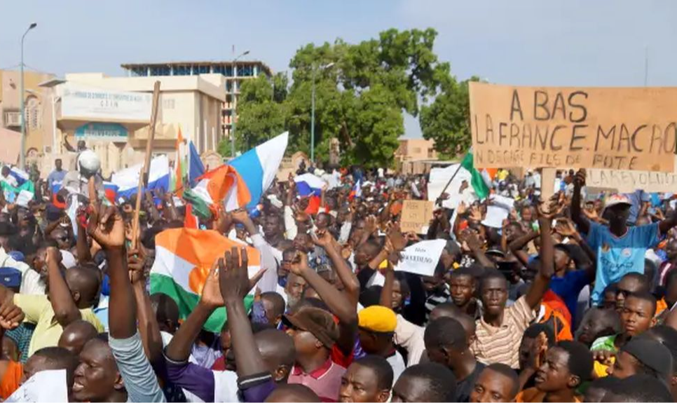 Milhares de pessoas marcharam pela capital Niamey até o local do evento, no qual declararam seu apoio ao líder da junta militar Abdourahmane Tchiani; muitos manifestantes carregavam bandeiras da Rússia