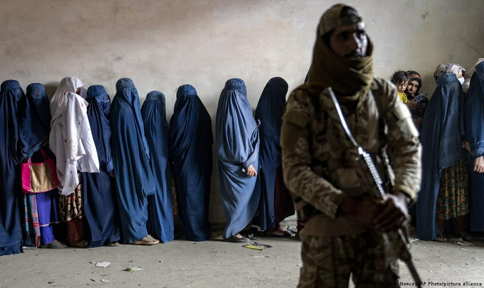 À medida que o interesse global pelo Afeganistão diminui, muitos se sentem abandonados; mulheres e meninas são as mais afetadas