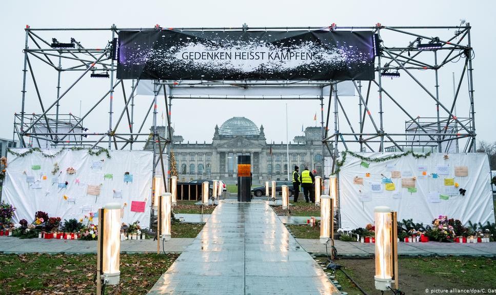 Coletivo de artistas diz que errou ao erguer instalação com terra retirada de regiões próximas a campos de extermínio nazistas; monumento em Berlim foi alvo de críticas por violar tradição judaica de respeito aos mortos