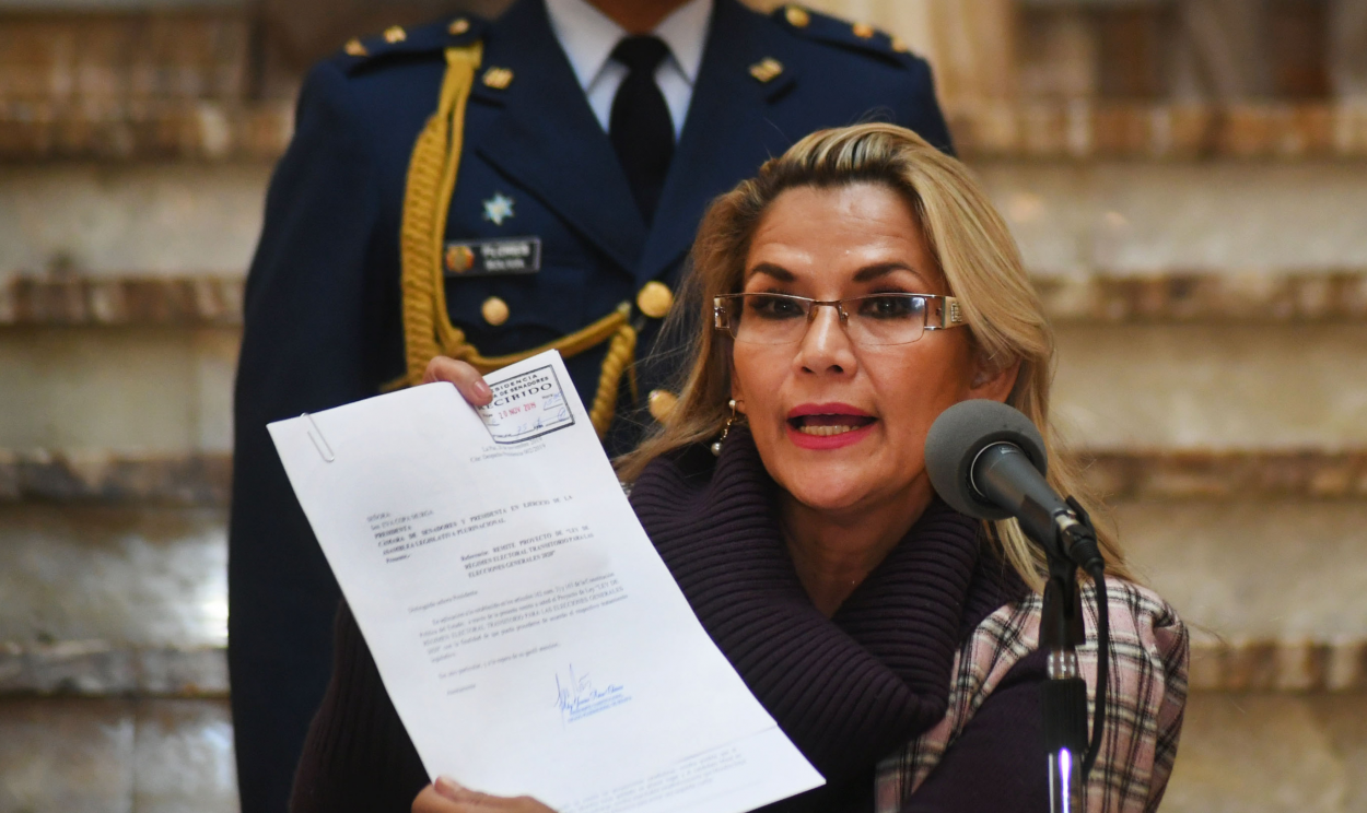 Acusação se refere à morte de manifestantes na repressão em Sacaba e Senkata, em 2019; Áñez está presa preventivamente desde março