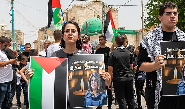 Investigação conclui que soldados israelenses 'tinham uma visão clara e direta' de onde se encontrava Shireen Abu Akleh, que vestia um colete de imprensa