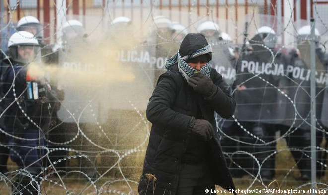 Forças polonesas disparam gás lacrimogêneo e canhões de água contra migrantes, que atiram pedras contra os agentes.