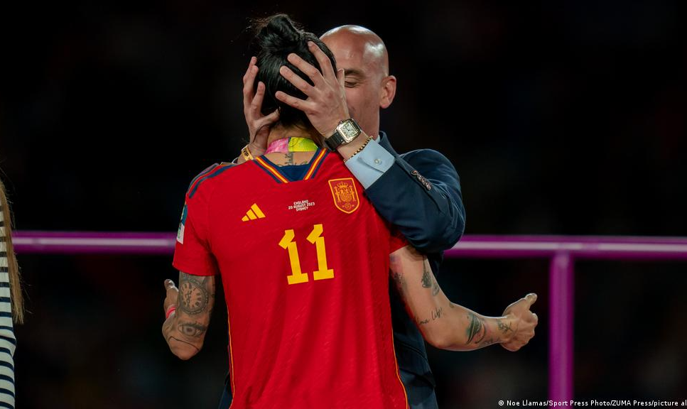 Audiência Nacional da Espanha aceita denúncia do Ministério Público contra Luis Rubiales, ex-presidente da Federação Espanhola de Futebol, por agressão sexual e coação da atleta Jenni Hermoso