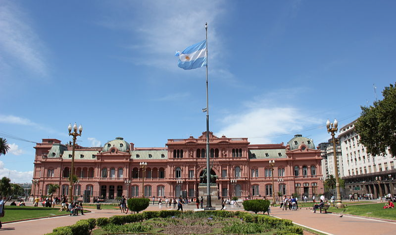 Aumento de 21% ocorre diante de alta da inflação e ativismo judicial contra Cristina Kirchner