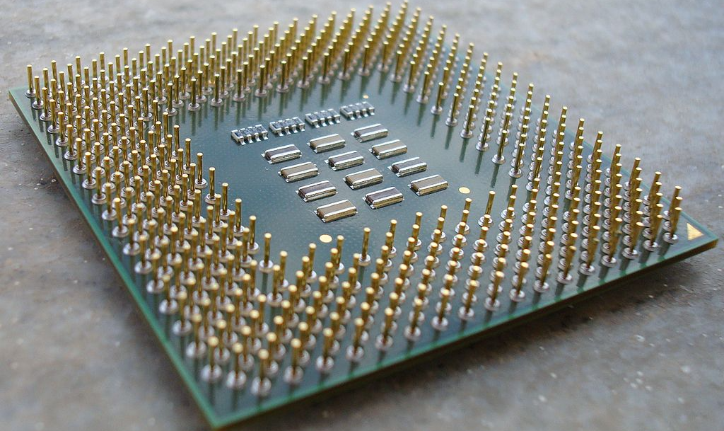 Em poucos anos, esses microprocessadores revolucionaram a informática, a indústria e as telecomunicações