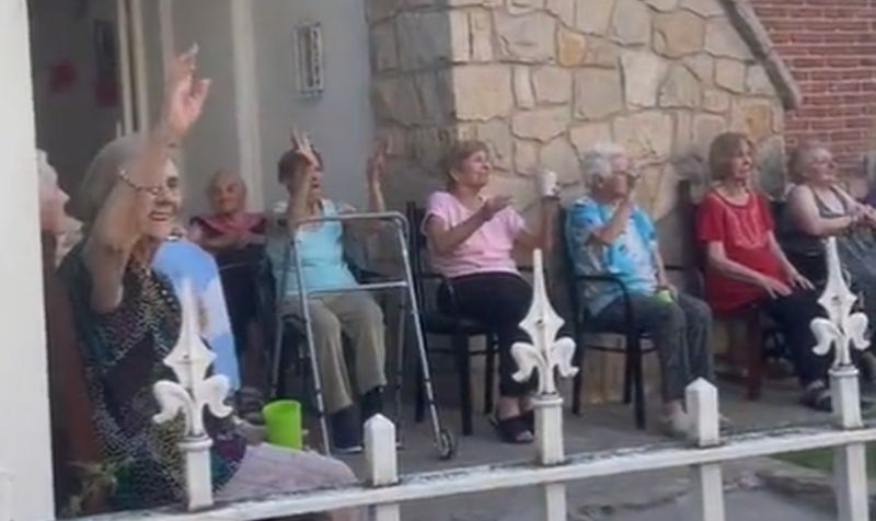 Vídeo que viralizou nas redes sociais estimulou jovens a comemorar o tricampeonato argentino junto com pessoas idosas