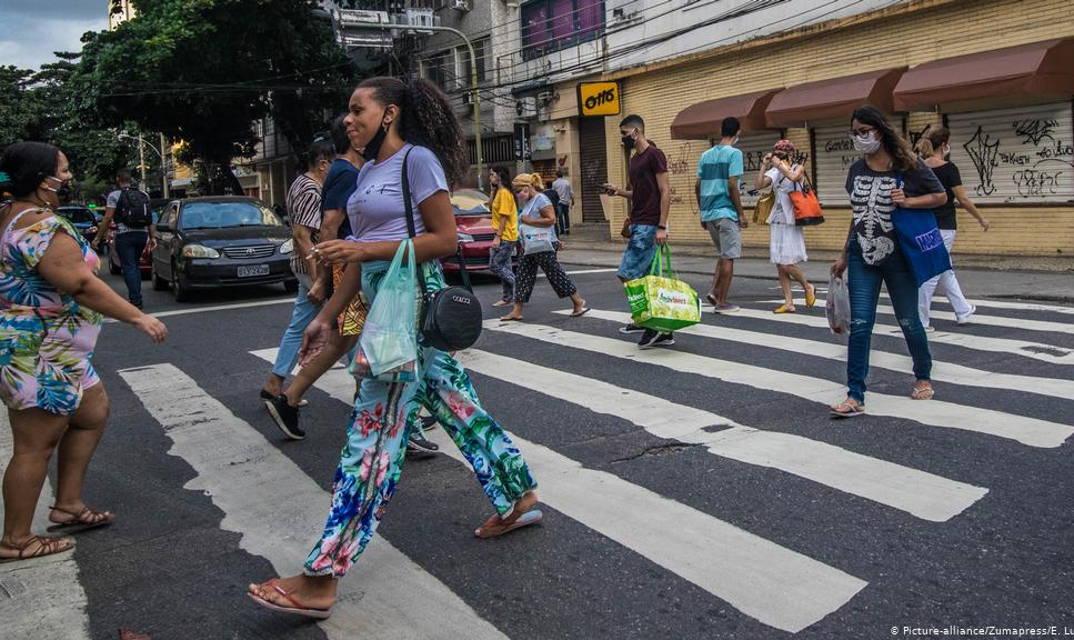 Órgão diz que infecções se estabilizaram, mas ainda não há tendência de queda; 'o Brasil está no meio da luta'