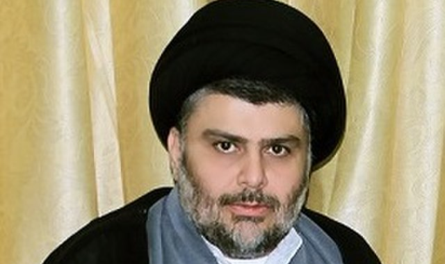 Decisão de Moqtada Sadr intensifica crise no país, que está sem governo formado e tem prédios públicos invadidos
