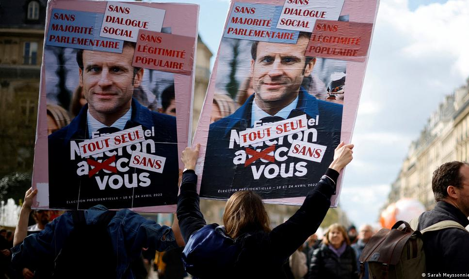 Presidente francês promulga mudança na lei que eleva de 62 para 64 anos idade mínima de aposentadoria no país, após receber aval do Conselho Constitucional