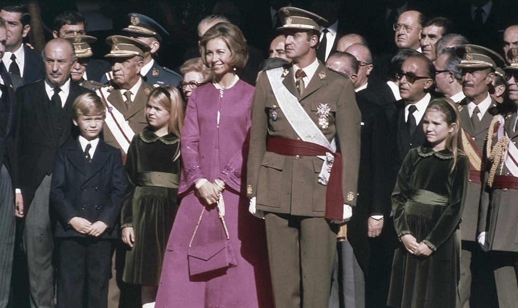 Três semanas após Juan Carlos assumir o poder, Franco morre de ataque cardíaco. Dois dias mais tarde, Juan Carlos era coroado rei