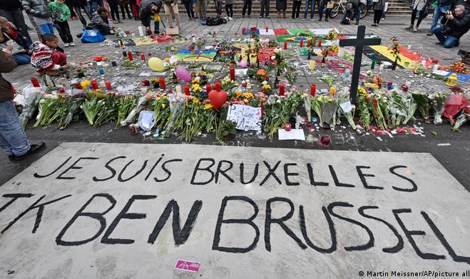 Maior julgamento da história da Bélgica tem como alvo dez acusados por ataques terroristas que deixaram 32 mortos. Ataques coordenados no aeroporto e no metrô da capital belga foram reivindicados pelo 'Estado Islâmico'