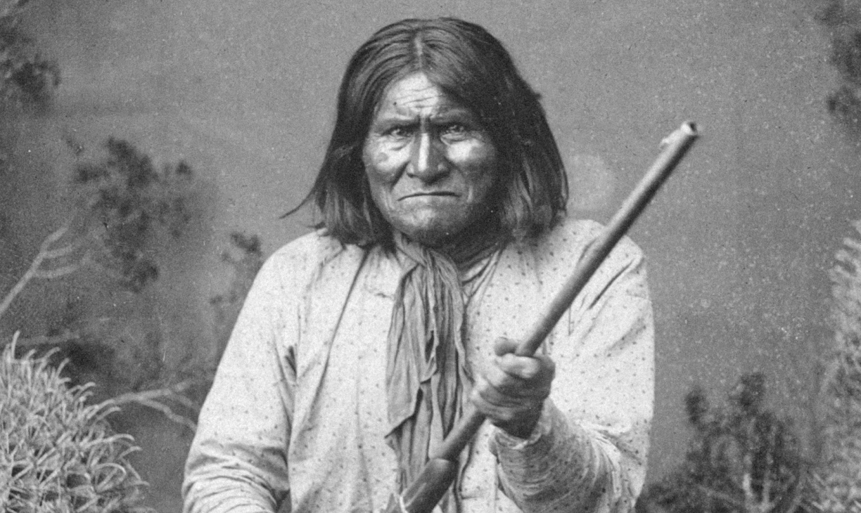 Chefe da tribo Chiricahua, Gerônimo conquistou fama por ser o último indígena norte-americano a se render formalmente às autoridades dos Estados Unidos, em 1886