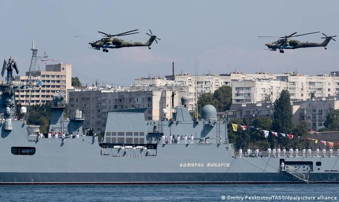 Autoridades da Crimeia anexada afirmaram que drone danificou sede da Marinha russa em Sebastopol, deixando cinco feridos