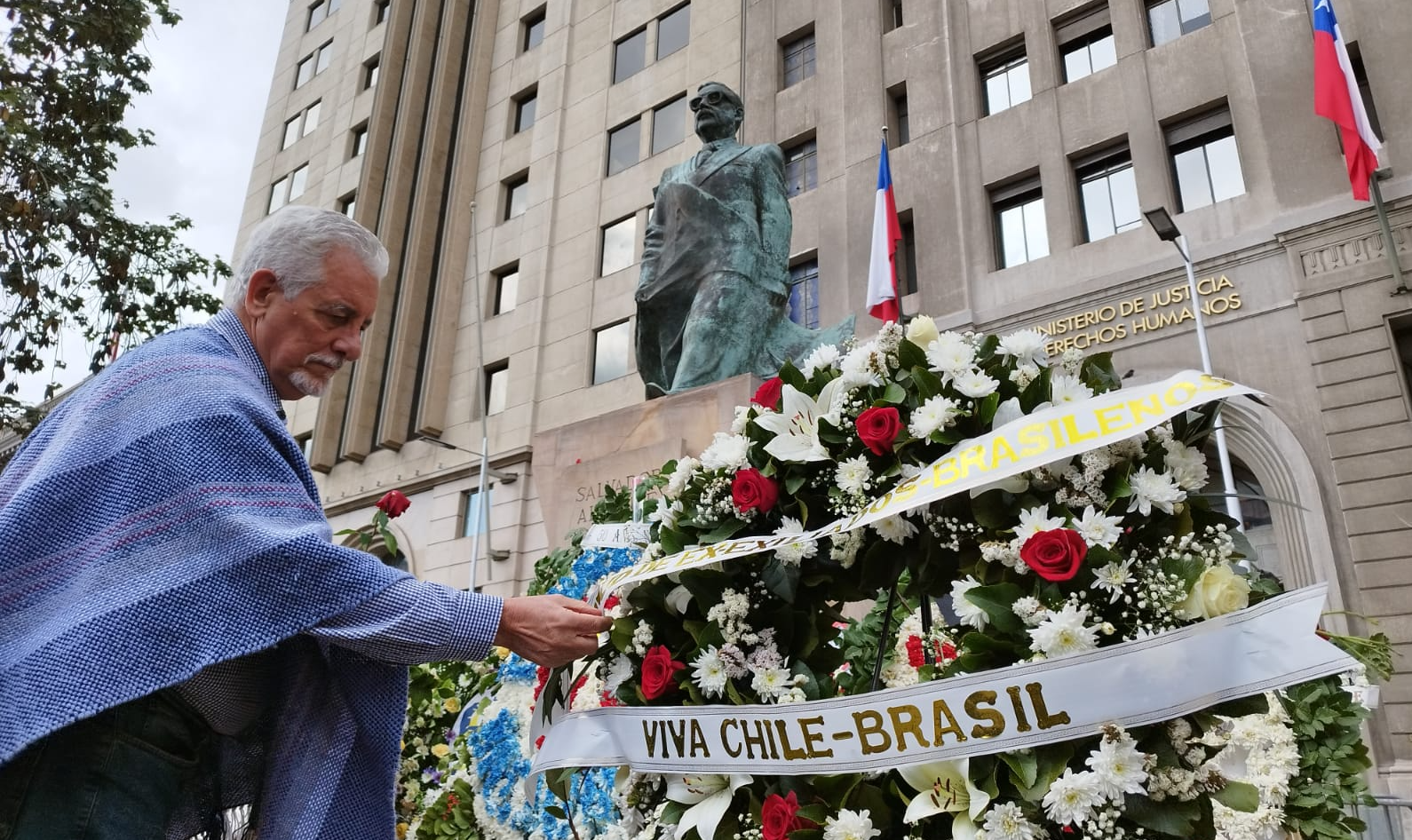 Ex-exilados brasileiros terminaram sua visita ao país onde viveram o golpe de Estado em 1973 com uma homenagem ao presidente socialista chileno