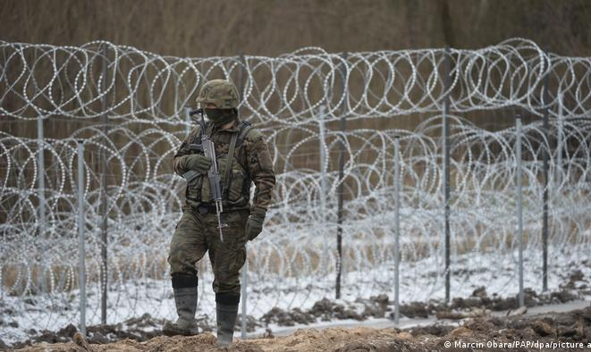 Varsóvia decide erguer barreira temporária com exclave russo de Kaliningrado em meio a temores de que Moscou use a região para enviar migrantes ilegais à UE. Cerca semelhante foi construída na fronteira com Belarus