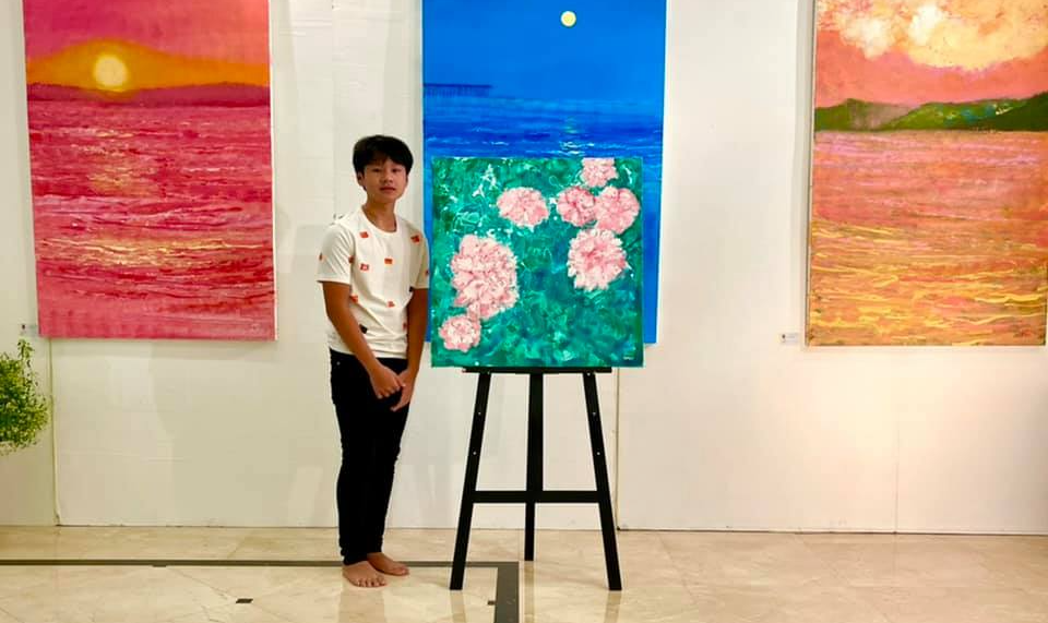 Xeu Chu, conhecido como o Jackson Pollock do Vietnã, angariou mais de 130 mil dólares em leilão virtual; 'estou feliz em poder contribuir', disse o garoto