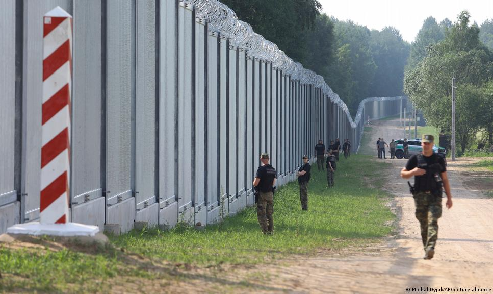 Varsóvia denuncia que guardas bielorrussos auxiliam migração ilegal e acusa presença de mercenários do grupo Wagner na região