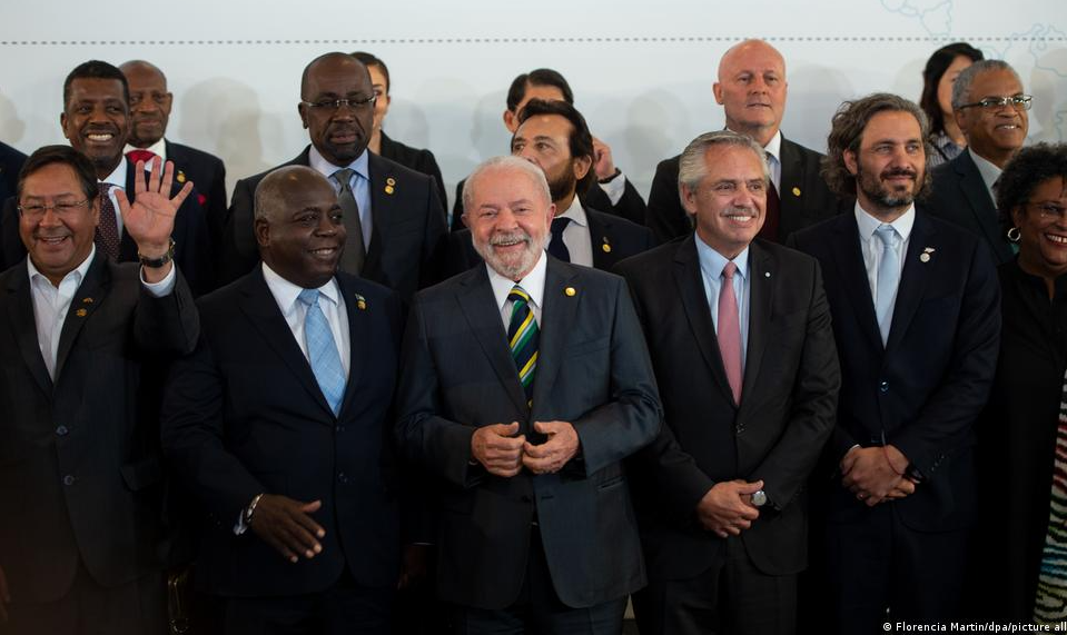 Líderes da América Latina e Caribe se comprometem a defender a democracia e comemoram o retorno brasileiro ao foro internacional
