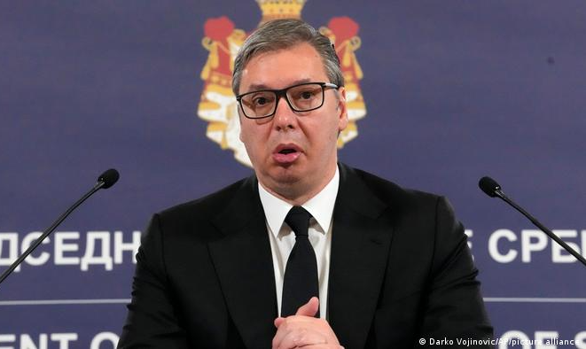 Com cultura de armas disseminada, país dos Bálcãs registrou dois ataques em dois dias, que deixaram 17 mortos; em reação, presidente promete 'desarmamento quase total da Sérvia'