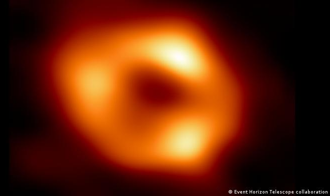 Astrônomos divulgam primeira representação visual do buraco negro Sagitário A*, localizado a 27 mil anos-luz da Terra