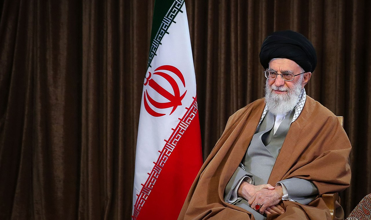 'Política de 'máxima pressão' contra a nação iraniana é inútil e opinião de todas as autoridades da República Islâmica que não haverá nenhuma negociação com os Estados Unidos, de nenhum nível', declarou o aiatolá Khamenei