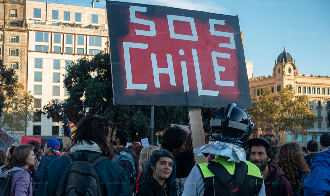 Segundo imprensa chilena, um grupo de cerca de 25 manifestantes conseguiu atravessar grades que circundam edifício, mas foi detido ainda nos jardins do Parlamento e não conseguiu entrar no prédio